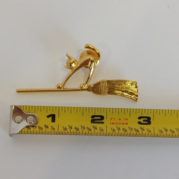 Vintage Halloween Scaredy Cat Witch's Broom Gold Tone Brooch Pin - Picture 5 of 7